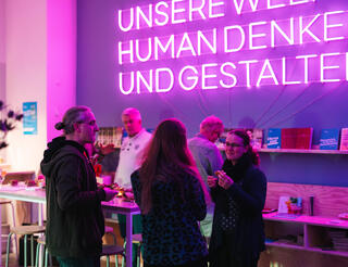 Freundinnen des Humanismus stehen im Haus des Humanismus und sind im Gespräch