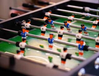 Jugendfreizeiteinrichtung FAIR Kicker Zu sehen ist ein grüner Kicker.