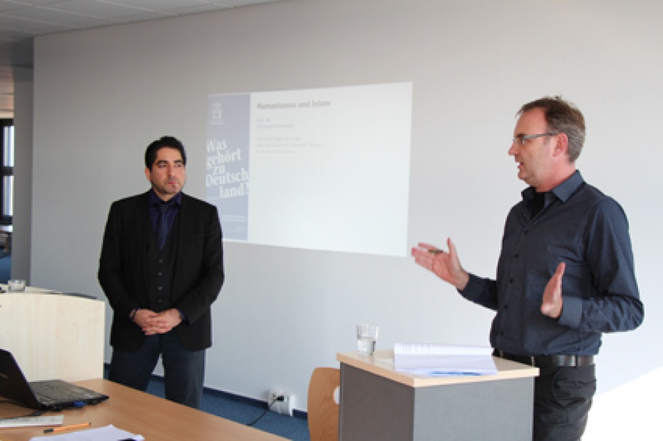 Dr. Ralf Schöppner, Direktor der Humanistischen Akademie Berlin-Brandenburg, (rechts), stellt Prof. Dr. Mouhanad Khorchide vor