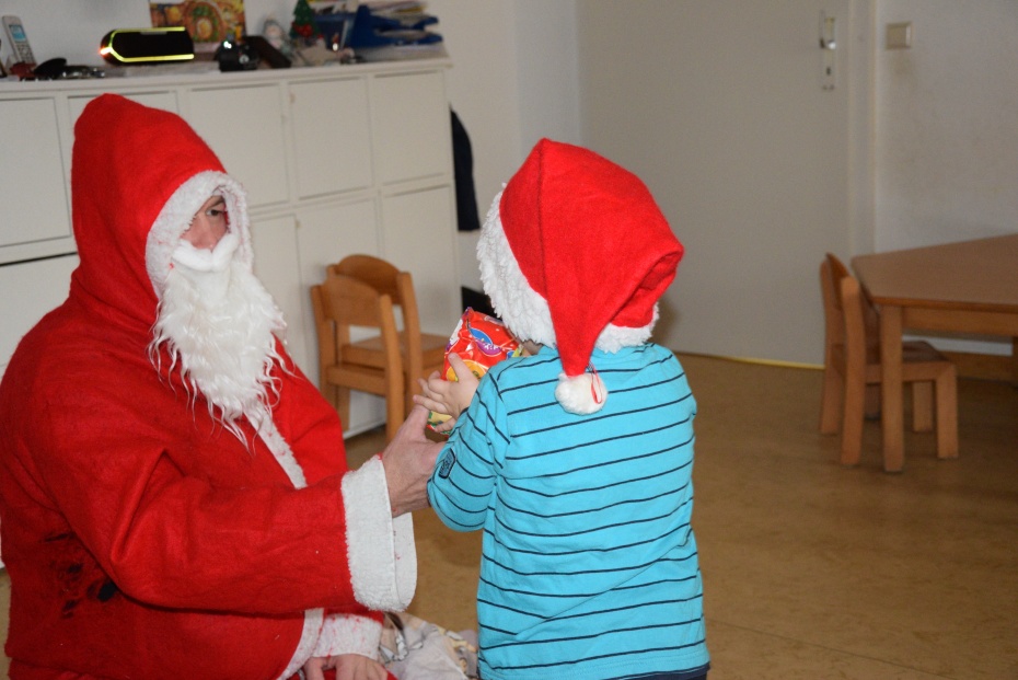 Poch,Poch und plötzlich stand der Weihnachtsmann an der Tür mit einem großen Sack voller Geschenke und die Kinderaugen strahlten.