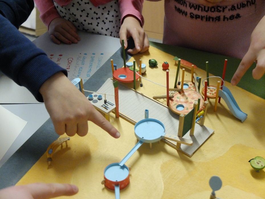 Kinder der Peter-Pan-Grundschule in Marzahn begutachten Spielplatzmodelle 