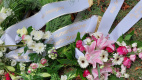 Ein Gedenkkranz mit Blumen vom Humanistischen Verband Deutschlands Berlin-Brandenburg für Hella Weingart