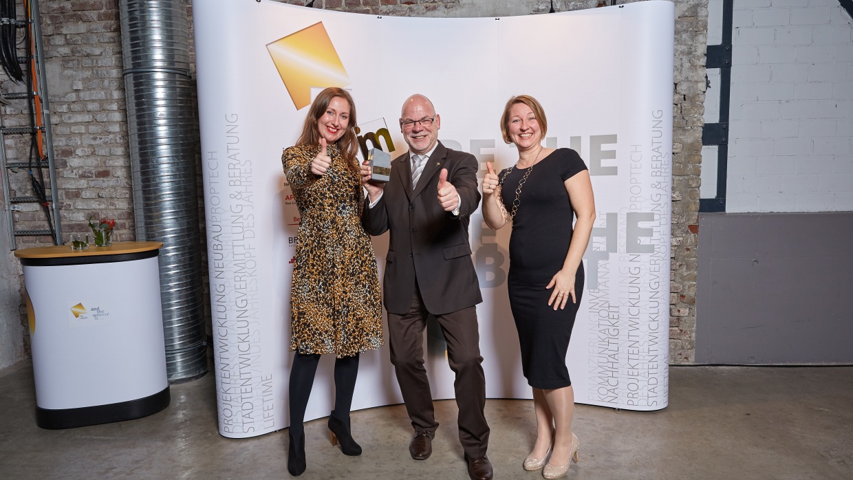 Jasmin Rudolph und Hartmut Stern von der WBM und Katja Labidi vom Humanistischen Verband nahmen den Award entgegen.