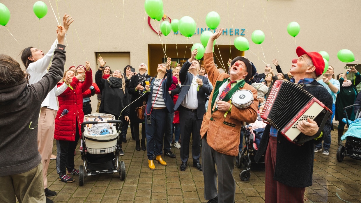 Am Tag der Kinderhospizarbeit 2020 lassen Familien, Gäste und Mitarbeiter*innen des Hospizes Berliner Herz grüne Luftballons steigen.