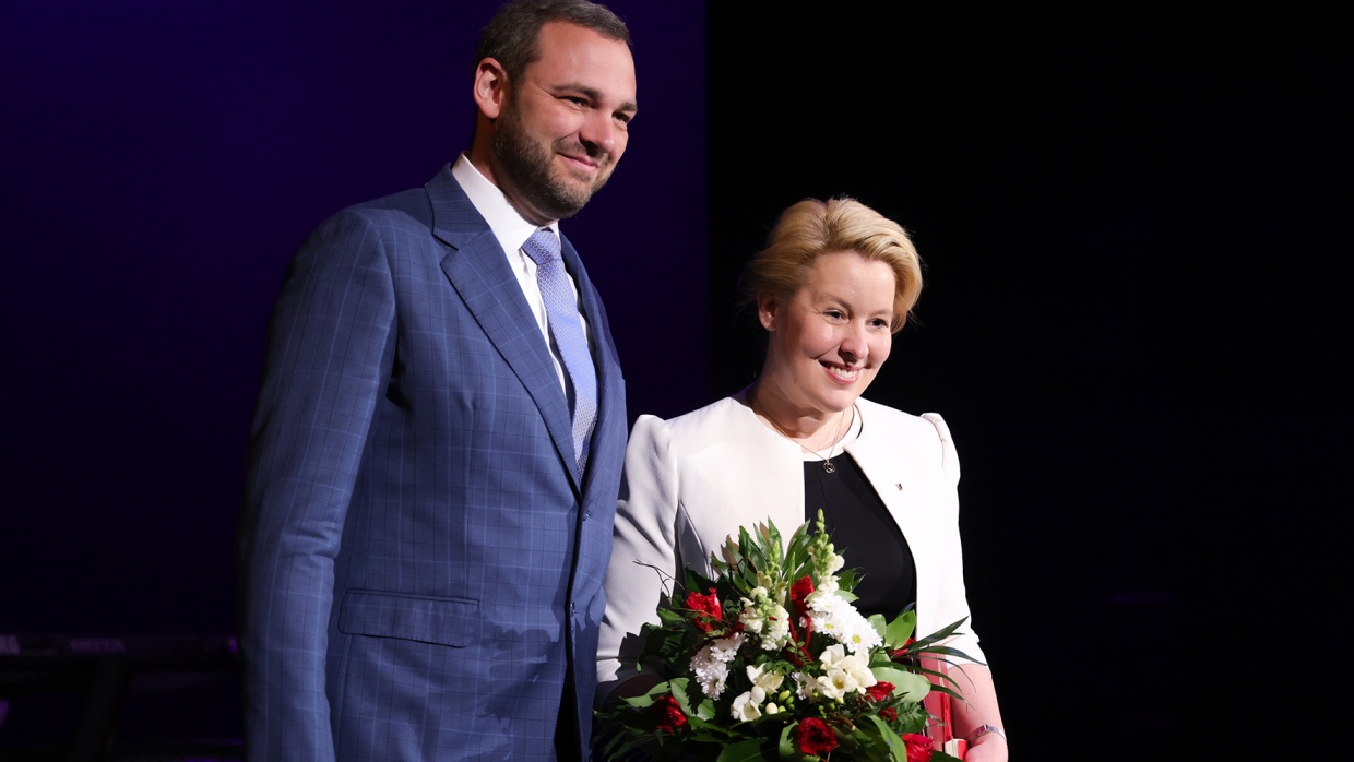 Berlins Regierende Bürgermeisterin Franziska Giffey und David Driese vom Humanistischen Verband Berlin-Brandenburg während der ersten JugendFEIER 2022. 